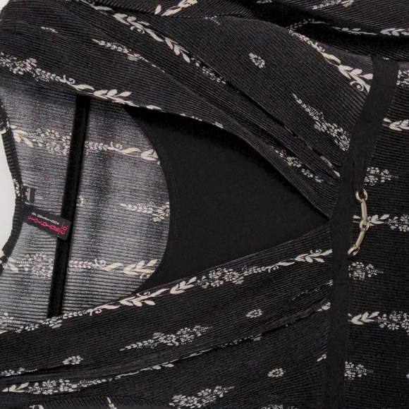 Notations Black and White Size Medium V-Neck with Black Insert - Picture 2 of 8